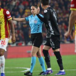 S&uuml;per Lig'de 22 yıl sonra kadın hakem d&uuml;d&uuml;k &ccedil;aldı