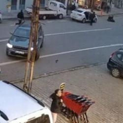 Trabzon&rsquo;da otomobilin &ccedil;arptığı gen&ccedil; kadın metrelerce savruldu! O anlar kamerada