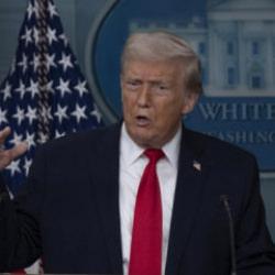 Trump'tan &uuml;lkelere &ccedil;ağrı: B&ouml;lgeye savaş gemileri g&ouml;nderin!