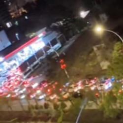 Yer: &Ccedil;in! Haberi alan koştu, akaryakıt istasyonlarında kuyruk...