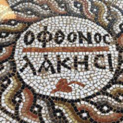 3 bin yıllık antik kentteki mozaikte şaşırtan yazı: 'Kıskanan &ccedil;atlasın'