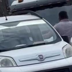 Kamyonetin &ouml;n&uuml;n&uuml; kesti, aracı tekmeledi