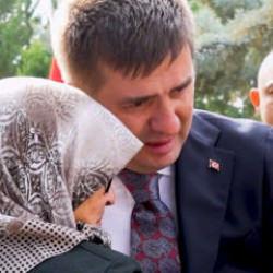 Şehit annesinin s&ouml;zleri y&uuml;rek yaktı! Kırıkkale Valisi g&ouml;zyaşlarını tutamadı 