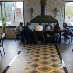 Adliyede destek pozu, sonra mangal sofrası