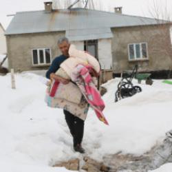 Baba gibi baba: Biri engelli 4 evladına hem ana hem de baba oldu
