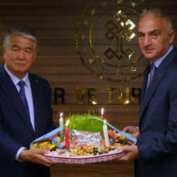 Bakan Ersoy, T&Uuml;RKSOY heyeti ile nevruzda bir araya geldi