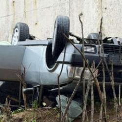 Bartın'da korkutan kaza: Otomobil istinat duvarından u&ccedil;tu