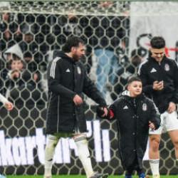 Beşiktaş'tan b&uuml;y&uuml;k jest! L&ouml;semiyi yenen minik &Ouml;mer'in hayalleri ger&ccedil;ek oldu