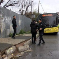 Beykoz'da İETT otob&uuml;s&uuml; aydınlatma direğine &ccedil;arptı: 4 yaralı!