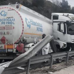 Bilecik'te mazot y&uuml;kl&uuml; tanker karşı şeride ge&ccedil;ti