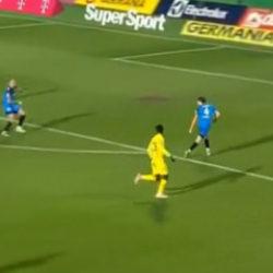 B&ouml;yle gol 100 yılda bir g&ouml;r&uuml;l&uuml;r! Top bir anda y&uuml;kseldi kimse ne olduğunu anlayamadı