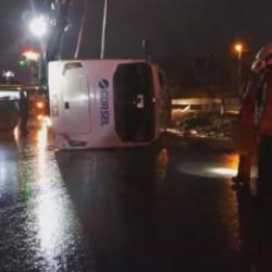 B&uuml;y&uuml;k&ccedil;ekmece D-100 Karayolu'nda midib&uuml;s devrildi; 1 &ouml;l&uuml; 9 yaralı