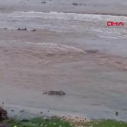 Diyarbakır&rsquo;da sağanak sonrası dere taştı, yol su altında kaldı