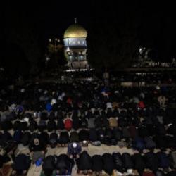 Filistinlilere namaz sırasında zul&uuml;m! İsrail askerlerinden cemaate coplu saldırı