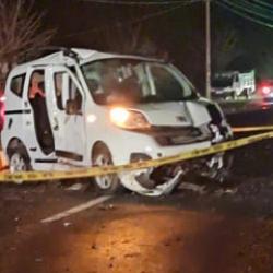 Hafif ticari ara&ccedil; elektrik direğine &ccedil;arptı: 1 &ouml;l&uuml; 1 yaralı