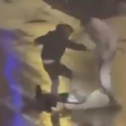 İnsanlığın bittiği an: Yerde baygın yatan adamı acımasızca tekmeleyip ka&ccedil;tılar