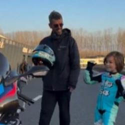 6 yaşında 100 cc motosikletle pistte