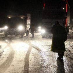 Kop Dağı Ge&ccedil;idi&rsquo;nde kar ve tipi ulaşımı aksattı