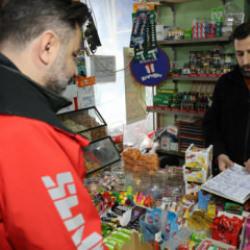 Adana'da &ouml;rnek olay: Veresiye defterini yaktılar