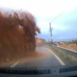 Mersin-Antalya yolundaki heyelan anı ara&ccedil; kamerasına yansıdı