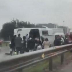 B&uuml;y&uuml;k&ccedil;ekmece D-100 Karayolu'nda midib&uuml;s devrildi; 1 &ouml;l&uuml; 9 yaralı