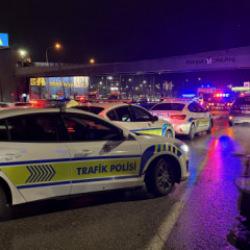 Polis &ccedil;evirmesine takıldı! Ara&ccedil;tan inip gen&ccedil; kadını &ouml;ld&uuml;rd&uuml;