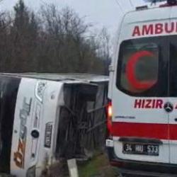 İstanbul'da polisleri taşıyan midib&uuml;s devrildi: 4 yaralı