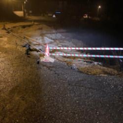 Sağanak nedeniyle yol &ccedil;&ouml;kt&uuml;, 11 k&ouml;y ulaşıma kapandı