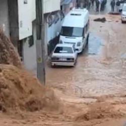 Şanlıurfa&rsquo;da sağanak nedeniyle cadde ve sokaklar g&ouml;le d&ouml;nd&uuml;