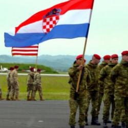 Savaş Avrupa &uuml;lkesini vurdu! Petrol satışı kısıtlandı! Askerler g&ouml;revlendirildi