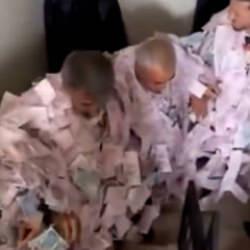 Takı t&ouml;reninde yer kalmadı! Gelin ve damat dolup taşınca. Dayılar nasibini aldı