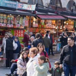Tezgahlar doldu, m&uuml;şteri akını başladı: Emin&ouml;n&uuml;&rsquo;nde şeker ve lokum yok satıyor