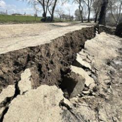  Tunca Nehri kıyısında oluşan &ccedil;atlak ve g&ouml;&ccedil;&uuml;kler korkuttu! Uzman isimden a&ccedil;ıklama 