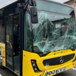 &Uuml;sk&uuml;dar'da iki İETT otob&uuml;s&uuml; &ccedil;arpıştı