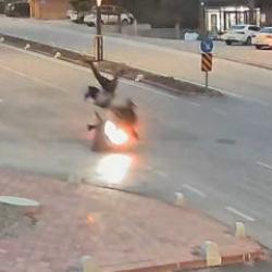 Yolun ortasında can pazarı: Motosiklet yayayı havaya u&ccedil;urdu