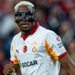 Y&uuml;rekler ağza geldi! Victor Osimhen'in kırık kolunu &ccedil;ektiler: Taraftarlar ayağa kalktı