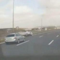 Otoyolda makas dehşeti: Kontrolden &ccedil;ıkan ara&ccedil; bariyere ok gibi saplandı