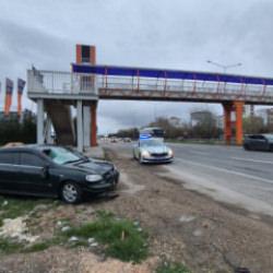 &Uuml;st ge&ccedil;ide 20 metre mesafede feci kaza: otomobilin &ccedil;arptığı yaşlı kadın &ouml;ld&uuml;