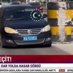 &Ccedil;in'de dar ge&ccedil;it tuzağı: L&uuml;ks ara&ccedil;lar bariyerlerde par&ccedil;alandı