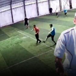 Halı sahada facia: G&ouml;ğs&uuml;ne &ccedil;arpan top canından etti 