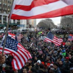 ABD &ldquo;Kral Yok&rdquo; diyor! Trump&rsquo;ın İran&rsquo;a saldırılarına 50 eyalette tepkiler &ccedil;ığ gibi b&uuml;y&uuml;d&uuml;!