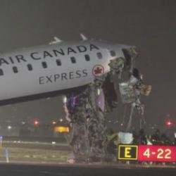 ABD'de yolcu u&ccedil;ağı inişte itfaiyeyle &ccedil;arptı