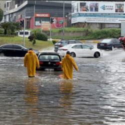 Adana'yı sağanak vurdu! Yollar g&ouml;le d&ouml;nd&uuml; 