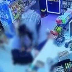 Antalya&rsquo;da markette m&uuml;şterisini &ouml;ld&uuml;rm&uuml;şt&uuml;: G&ouml;r&uuml;nt&uuml;ler ortaya &ccedil;ıktı