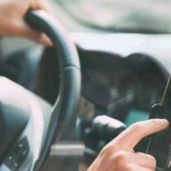 Otomobillerde telefon tutucular yasaklandı mı? Milyonları ilgilendiren a&ccedil;ıklama