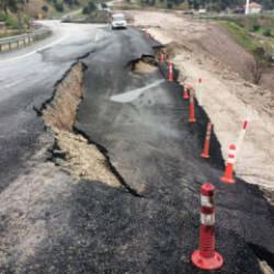Aydın'da toprak kayması; kara yolu ikinci kez &ccedil;&ouml;kt&uuml;