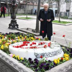 Bah&ccedil;eli, Muhsin Yazıcıoğlu'nun kabrini ziyaret etti