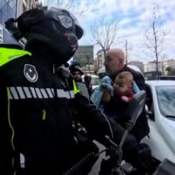 Bah&ccedil;elievler'de motosikletli zabıta memuru yaralı bebeği hastaneye yetiştirdi