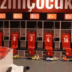 Dolmabah&ccedil;e'de her şey hazır! 'Bizim &Ccedil;ocuklar' tarihi ma&ccedil;ı bekliyor