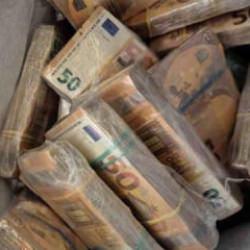 &Ccedil;ikolata kutusundan servet fışkırdı! T&uuml;m para 'komşu'ya kaldı